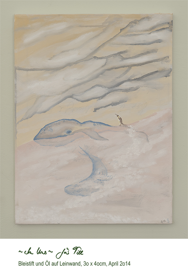 Öl und Bleistift auf Leinwand 'In Uns' für Till, 30 x 30cm, 2014. Das hochformatige Bild wird unterhalb der Mitte durch eine Horizontale, die von links nach rechts unregelmäßig gewellt aufsteigt, getrennt. Der untere Bereich ist hellrosa. In ihm sehen wir mittig wie unter zugefrorenen Wasser einen bläulichen Wal, seitlich sich nach vorne links werndend. Rechts an ihm vorbei, wie Laufspuren im Schnee, weiße Tapsen, nach oben zur Horizontalen führend. Sie enden bei einem Pinguin, dessen linkes Profil stehend auf dem Buckelkamm eines ebenso im Profil abgebildeteten weiteren gößeren Blau(en)-Wals. Dieser, mit nach vorne, in diesem Falle zur linken Seite, blickendem Auge ist mit der Hälfte des Körpers in die rosafarbene Hälfte des Bildes eingetaucht. Die obene Hälfte ist ein in streichholzfarbenes Gelb getauchter Himmel, den dunkelgraue, verästelte Querlinien, gefüllt mit Grau-Weiß, bewölken.