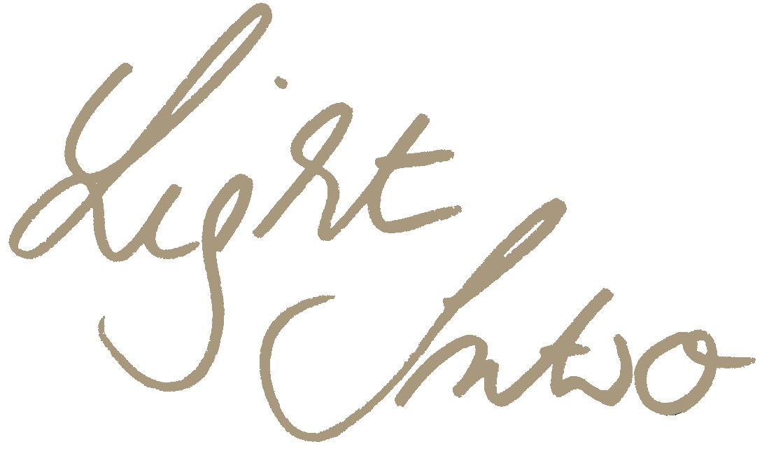 Titel des Videos in goldener Handschrift 'Light Intro'